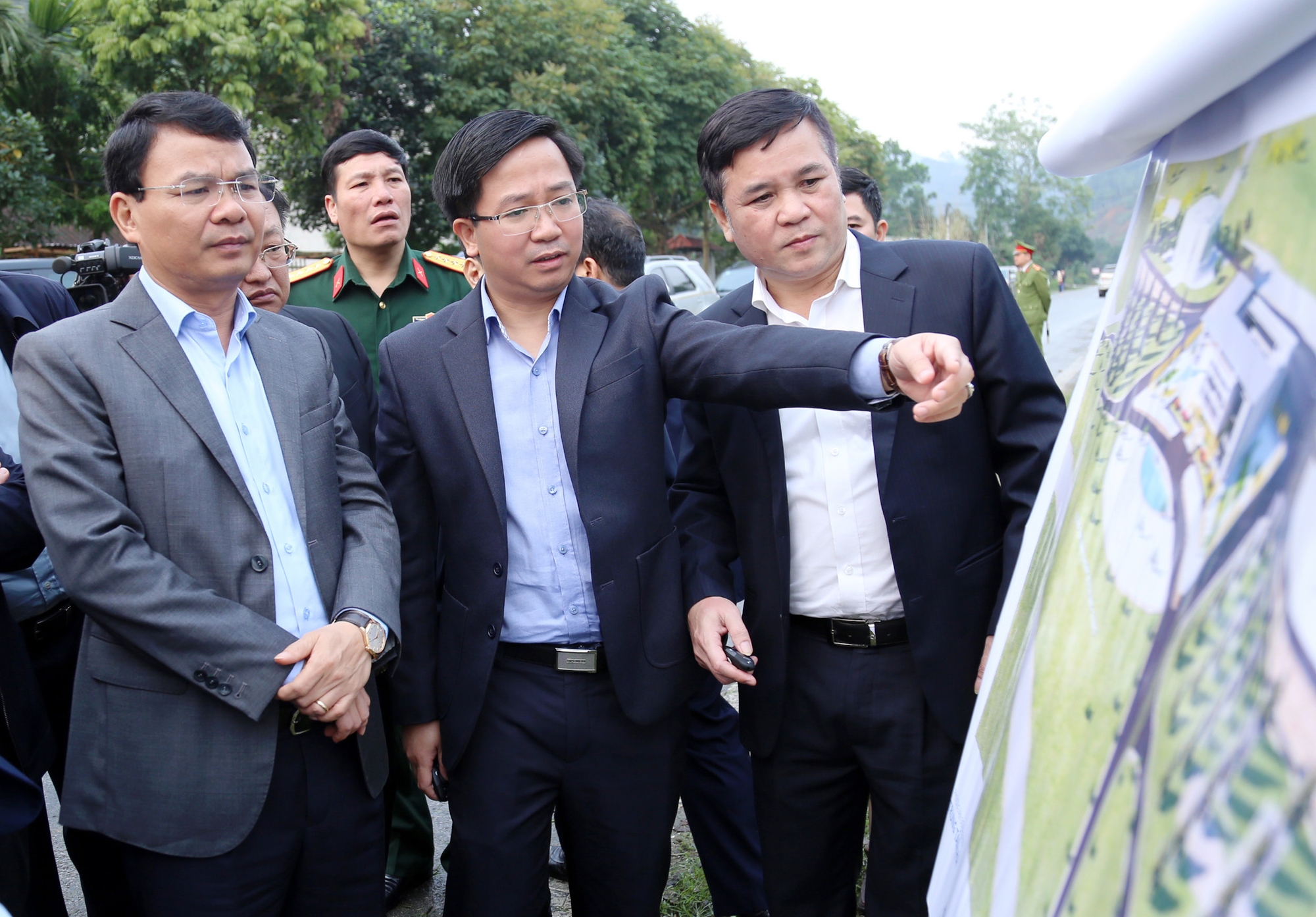 Bí thư Tỉnh ủy Đặng Xuân Phong kiểm tra công tác quy hoạch và thực hiện quy hoạch đô thị Phố Lu. Ảnh: Cao Cường