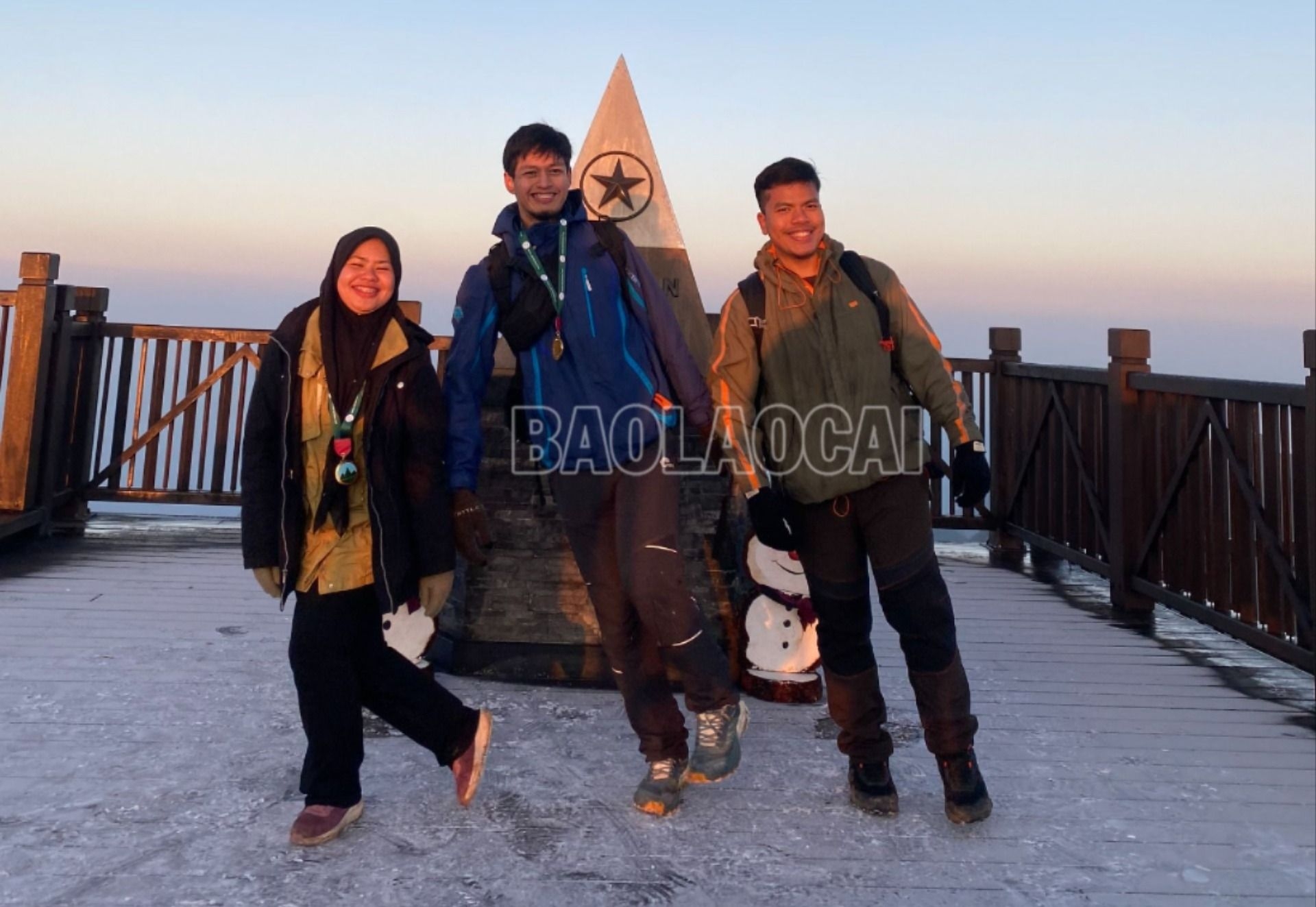 Du khách leo đường bộ thích thú khám phá băng trên đỉnh Fansipan