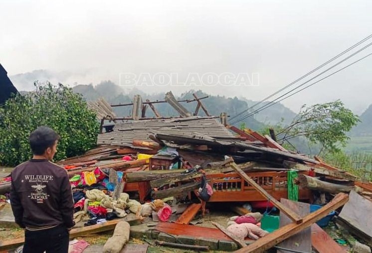 Dông lốc, mưa đá làm 166 nhà dân bị sập đổ, tốc mái