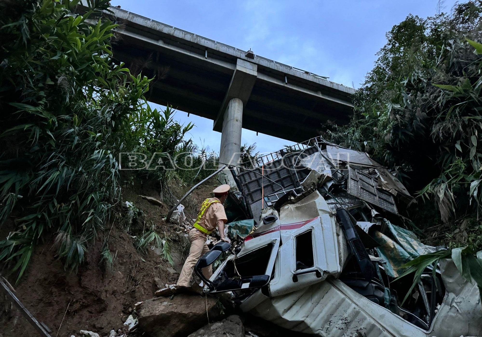 Xe tải lật xuống vực trên đường nối cao tốc Nội Bài - Lào Cai đi Sa Pa làm 3 người bị thương