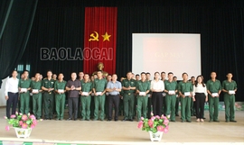 Lãnh đạo huyện Mường Khương thăm, động viên chiến sĩ mới