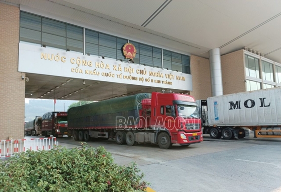 Mỗi ngày có gần 400 xe hàng xuất - nhập khẩu qua Cửa khẩu Kim Thành