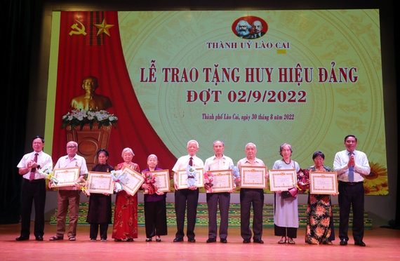 Phó Bí thư Tỉnh ủy Hoàng Giang dự lễ trao tặng Huy hiệu Đảng đợt 2/9 cho 93 đảng viên tại Thành ủy Lào Cai 