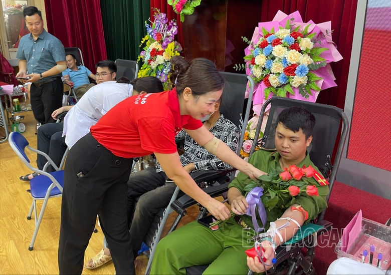 Ban chỉ đạo vận động hiến máu tình nguyện huyện Bảo Yên tặng hoa tình nguyện viên.jpg