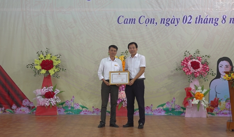 Trưởng Ban Tuyên giáo Tỉnh ủy trao Bằng khen cho Nhân dân, cán bộ xã Cam Cọn.jpg