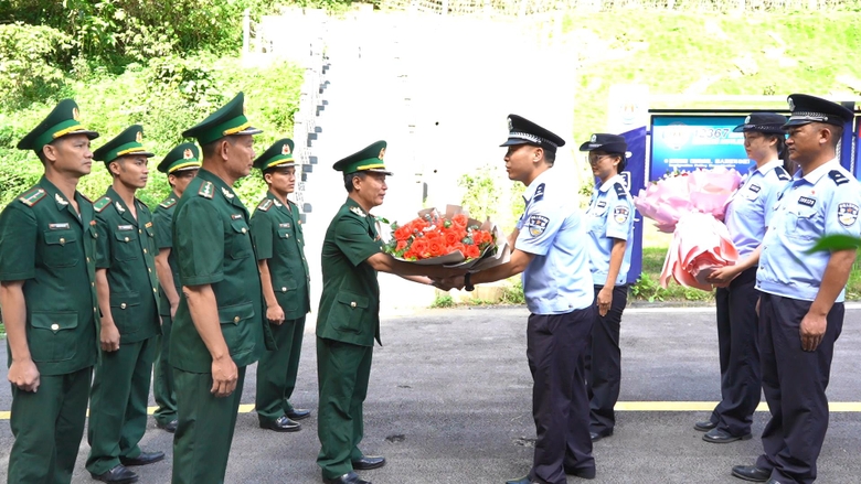Hai bên tặng hoa cho nhau tại lối mở Lồ Cố Chin, xã Pha Long, huyện Mường Khương..jpg
