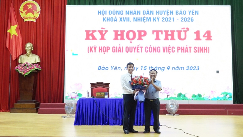 Đồng chí Nguyễn Trọng Hài - Ủy viên BTV, Phó Chủ tịch UBND tỉnh tặng hoa chúc mừng tân Phó Chủ tịch UBND huyện Bảo Yên.jpg