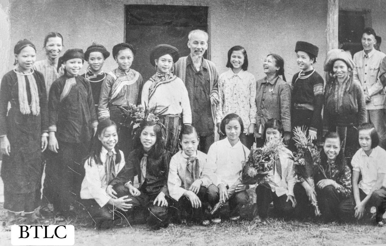 Bác Hồ với nữ nhân dân các dân tộc Lào Cai nhân dịp Người lên thăm Lào Cai ngày 2491958..jpg