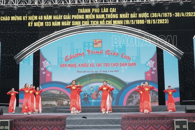 Tiết mục nhảy “Đến với con người Việt Nam tôi” đến từ câu lạc bộ nghệ thuật phường Lào Cai.jpg