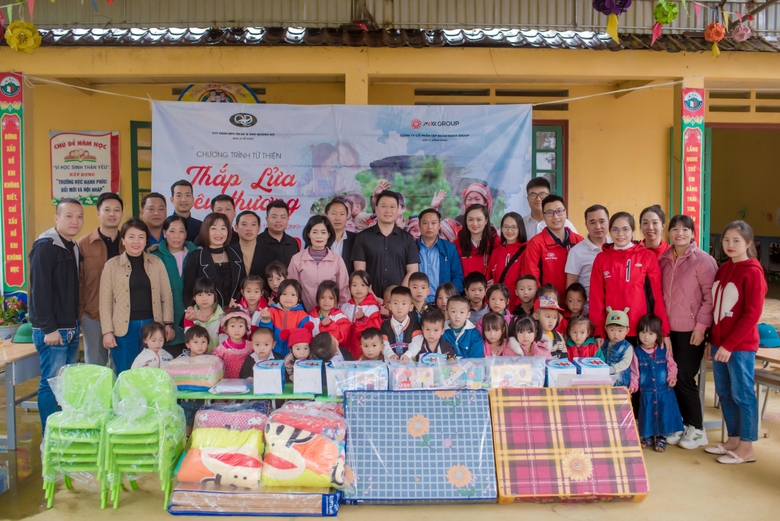 Bí thư Huyện ủy Hà Đức Minh kết nối các mạnh thường quân trao nhiều suất quà cho học sinh có hoàn cảnh khó khăn trên địa bàn huyện. ảnh 6