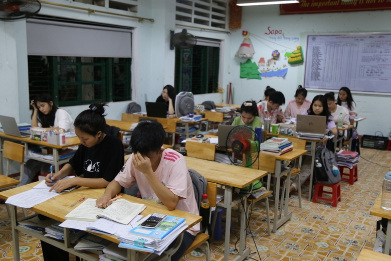Giờ tự học buổi tối của học sinh lớp 12, Trường PTDT nội trú tỉnh Lào Cai.JPG