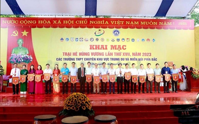 Ban tổ chức trao cờ lưu niệm cho đại diện 20 trường THPT Chuyên về tham dự trại hè.jpg