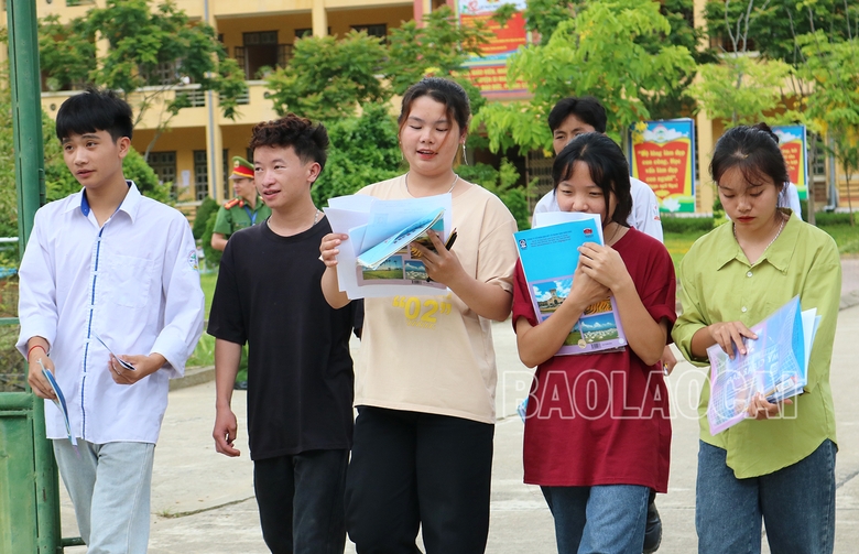 Nhiều thí sinh tại huyện Si Ma Cai phấn khởi vì hoàn thành tốt tổ hợp thi các môn khoa học xã hội.jpg