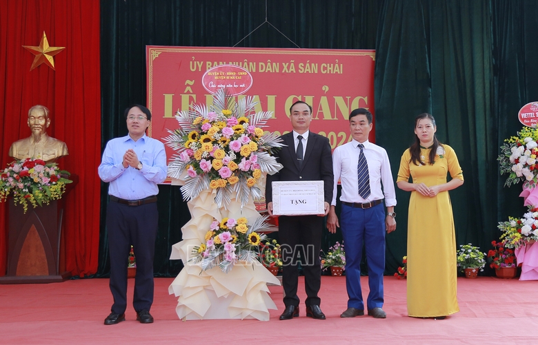 Thường trực UBND huyện Si Ma Cai tặng quà các nhà trường..jpg