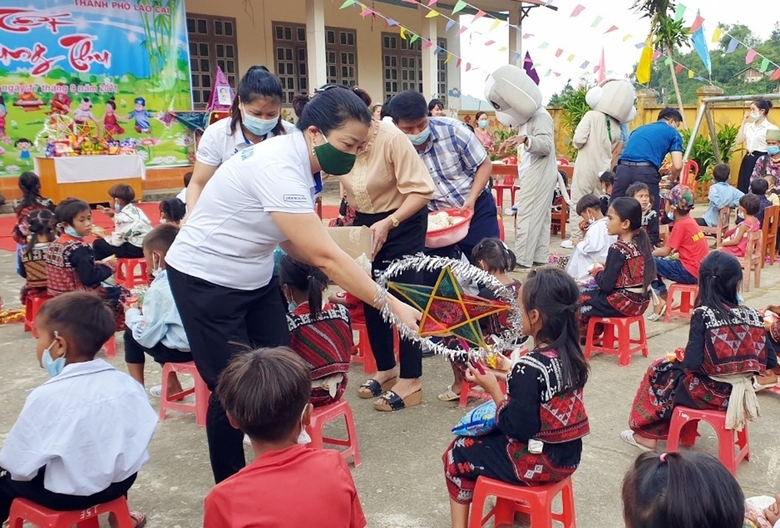 Tặng quà Tết Trung thu cho trẻ em ở thôn Láo Lý..jpg