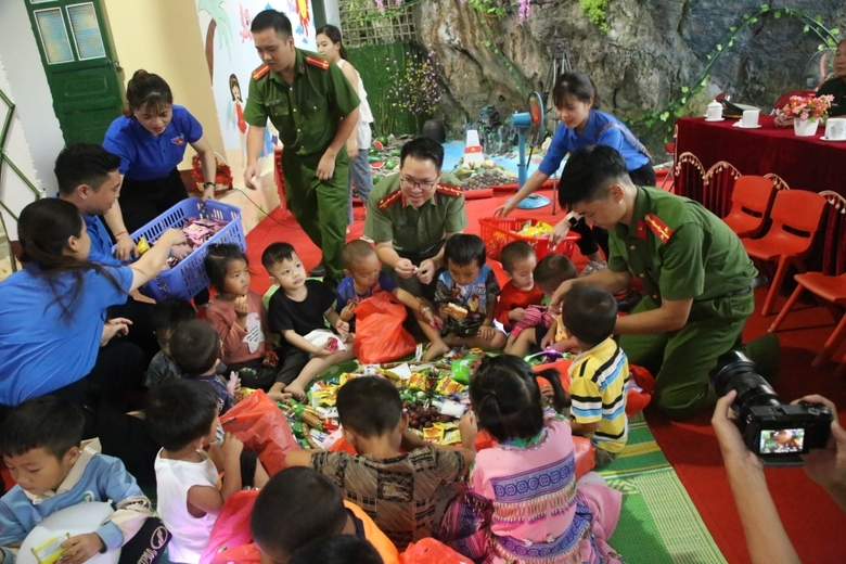 Trẻ em vùng cao Tung Chung Phố háo hức phá cỗ trung thu..JPG