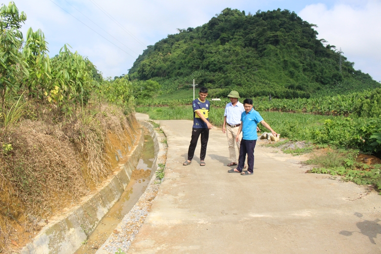 Con trai ông Giàng Seo Hòa (ngoài cùng bên trái) cho biết phần đất gia đình hiến làm đường giao thông nông thôn.JPG