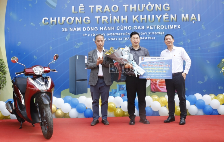 Khách hàng huyện Bắc Hà mua gas Petrolimex trúng thưởng xe SH mode