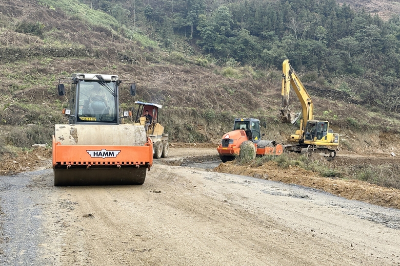 Đầu tư đường kết nối huyện Mường Khương theo chương trình giảm nghèo bền vững.jpg