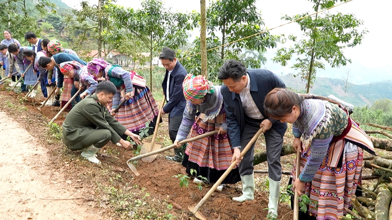 Đại biểu và Nhân tham gia trồng hoa tại tuyến đường bê tông xi măng thôn Tổng Kim, xã Vĩnh Yên..jpg