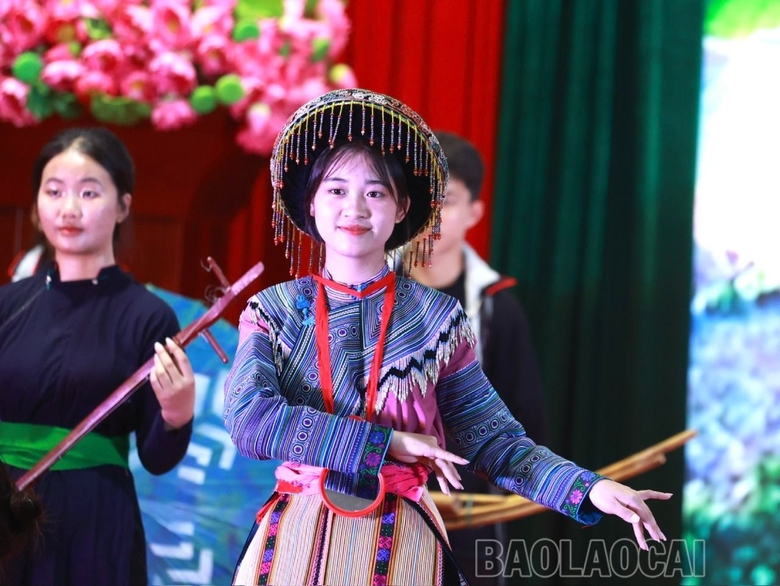 Tỉnh Lào Cai phát động “Tuần lễ trang phục truyền thống các dân tộc” - Ảnh 12.
