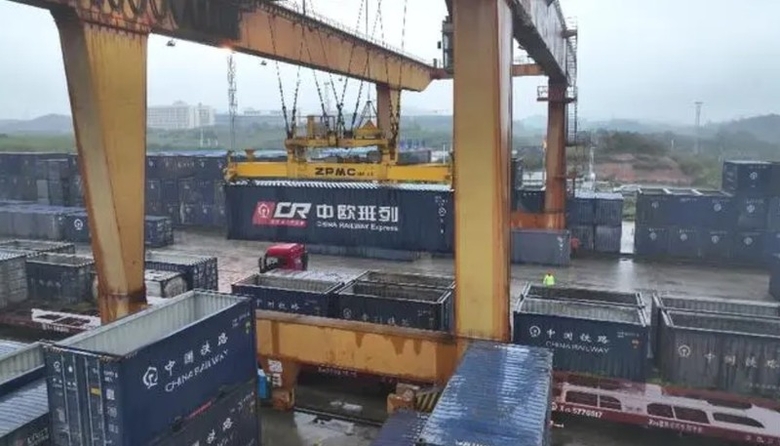 Các container hàng hóa được đưa lên tàu hỏa tại cảng đường sắt quốc tế Nam Ninh.