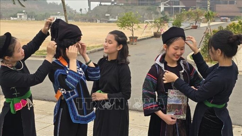 Học sinh trường THPT Dân tộc nội trú tỉnh Lào Cai hưởng ứng Tuần lễ trang phục truyền thống các dân tộc tỉnh Lào Cai.