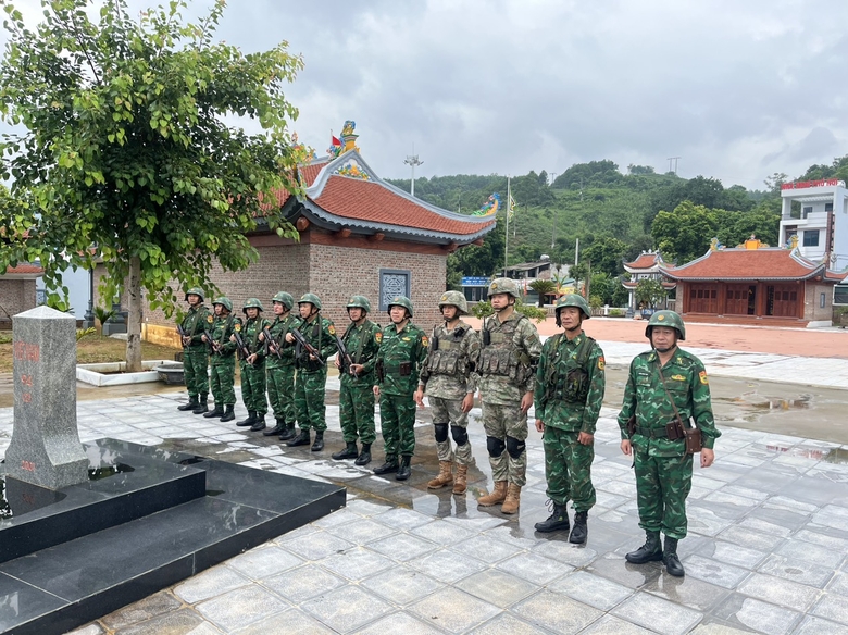 Đội tuần tra song phương đồn Biên phòng Trịnh Tường tuần tra tại khu vực mốc biên giới 94.jpg
