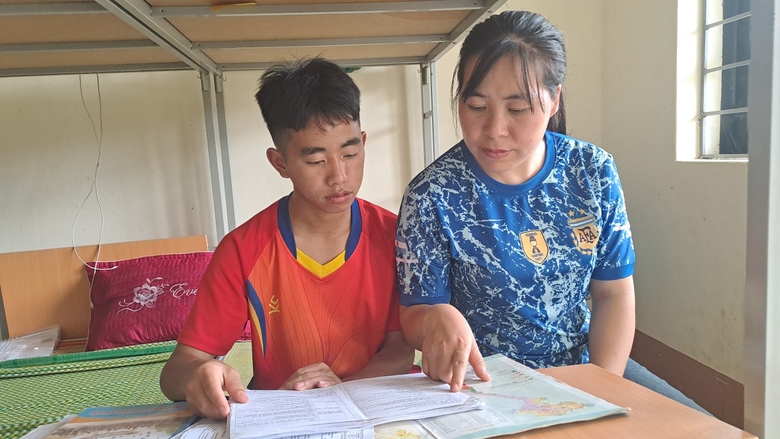 Cô Lù Thị Dung, Chủ tịch Công đoàn Trường THPT số 3 huyện Mường Khương luôn quan tâm, giúp đỡ Sùng Dìn.