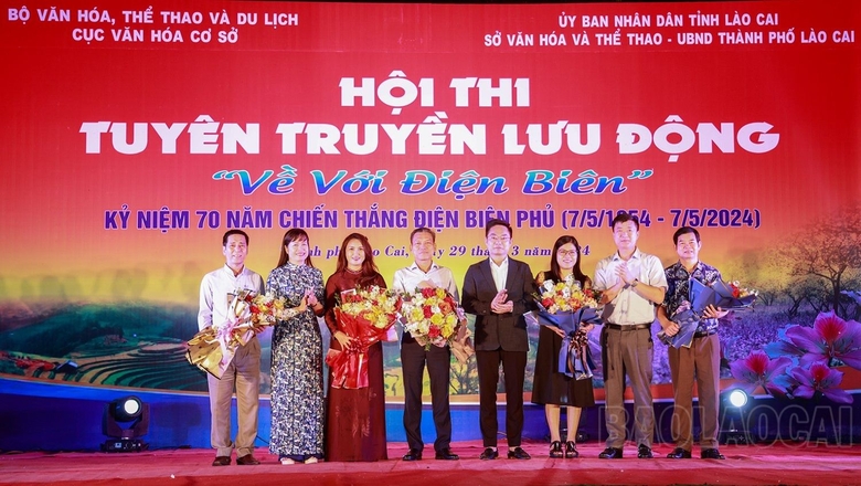 Tặng hoa 5 đoàn tham gia đêm lưu diễn tại thành phố Lào Cai.