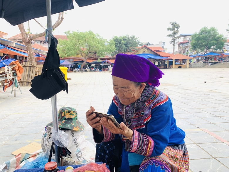 Bà Lù Thị Chảo, xã Tà Chải, huyện Bắc Hà xem trực tiếp Lễ kỷ niệm qua điện thoại.jpg