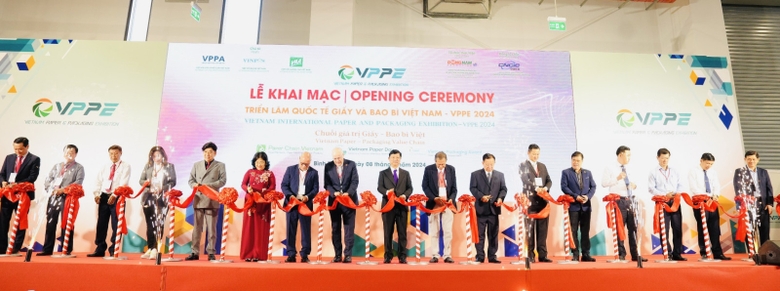 Sáng 8-5, tại Trung tâm Triển lãm quốc tế Bình Dương (WTC Expo), TP.Thủ Dầu Một diễn ra triển lãm quốc tế giấy và bao bì Việt Nam (VPPE 2024) và triển lãm quốc tế ngành điện, năng lượng, máy móc thiết bị công nghiệp, tự động hóa Việt Nam lần 3 (EMA Vietnam 2024).