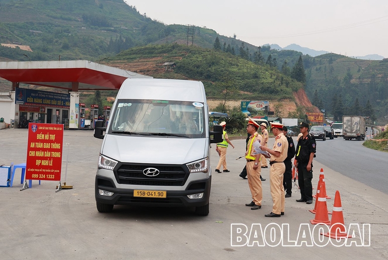 Cảnh sát giao thông Lào Cai tăng cường kiểm tra phương tiện vận tải hành khách