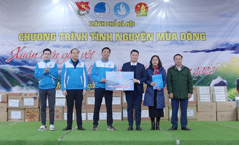 Trao tặng quà trị giá gần 900 triệu đồng cho thanh thiếu nhi và người dân huyện Si Ma Cai ảnh 1