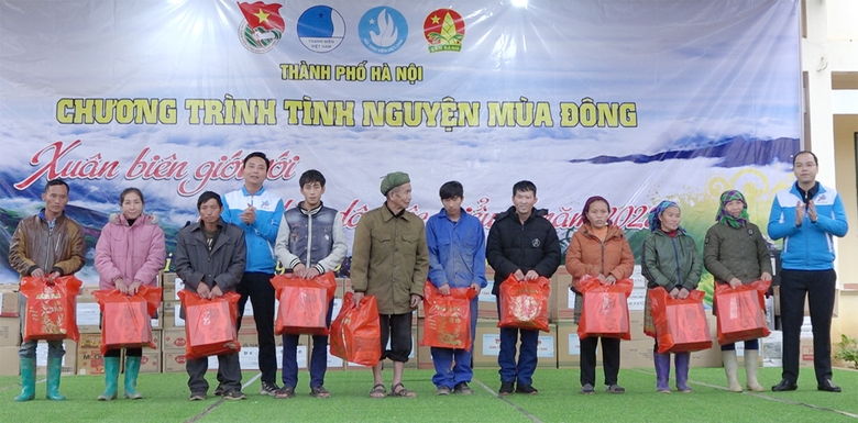 Trao tặng quà trị giá gần 900 triệu đồng cho thanh thiếu nhi và người dân huyện Si Ma Cai ảnh 3